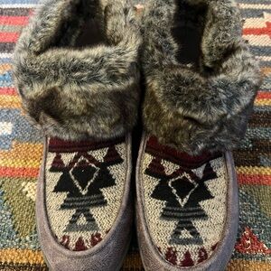 Skechers Faux Fur Snuggly Native Pattern Booties Slippers Size 11 Runs Large